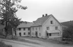 Austli gård og pensjonat, Svingvoll i Gausdal. To våningshus
