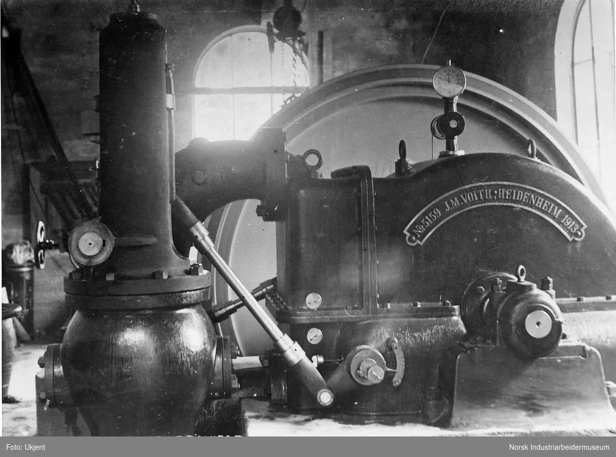 Inventar i den provisoriske kraftstasjonen i Vemorkjuvet. Turbin og generator, hvorav den ene er merket med "No. 5159 J.M.Voith; Heidenheim 1913.