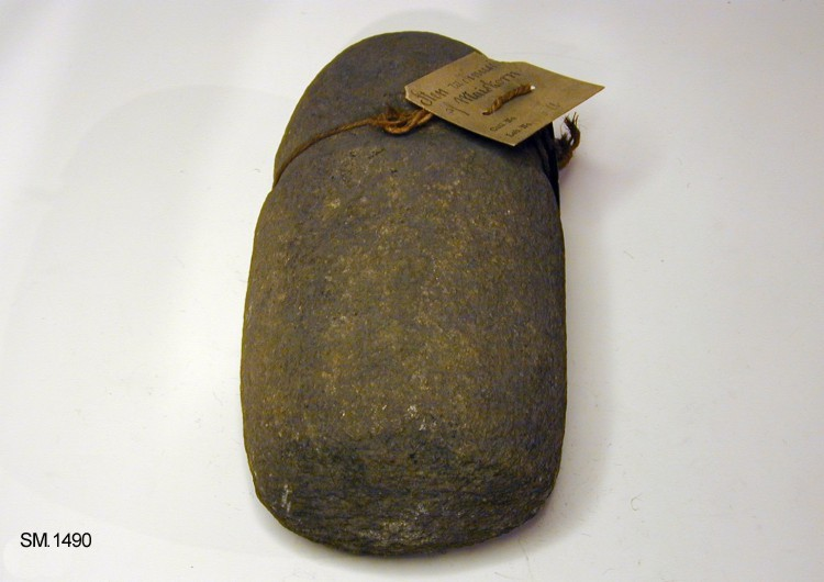 Stor støter av stein til å knuse maiskorn med.