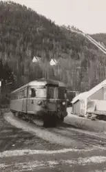 Dieselmotorvogn Bmdo 86 54 med persontog til Kongsberg kjøre