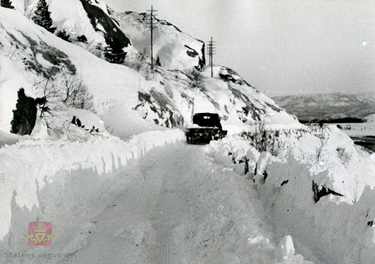 Vinterbilde ved Bodø  - Nordstrandvegen 1. 
Brøyting i 1950-årene. (I følge tidligere merking).
Stedsnavn: Riksveg 80 - mot Tverrlandet/Mjønes.