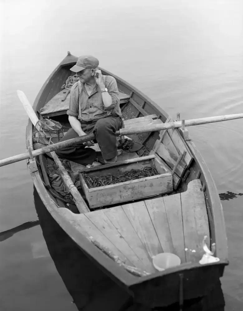 Yrkesfisker Paul Stensæter fisker kreps i Steinsfjorden på Ringerike i Buskerud. Fotograf Ole-Thorstein Ljøstad, 1976. Anno Norsk skogmuseum