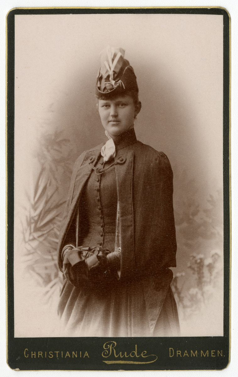 Portrettfoto av Elise Cathrine Aall (1864 - 1905) 

Hun arbeidet som Kontorist Manufaktur i 1891, Kassererske i folkemuseet  i  1900