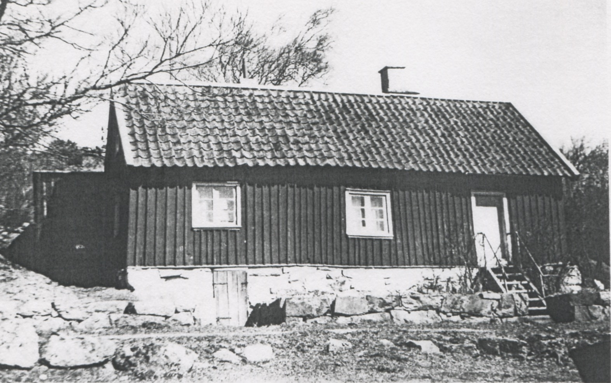 "Snickarns" Apelgården 1:17 (nu: Apelgården 1:11) på Kålleredgårdsvägen 14, år 1942. Torpställe utan ladugård. Byggnaden fanns kvar år 2024.