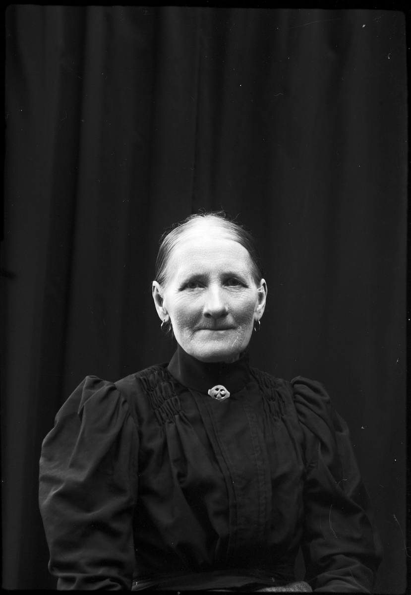 Ateljéporträtt - äldre kvinna "fru Gustavsson, Sprötslinge", Alunda, Uppland
