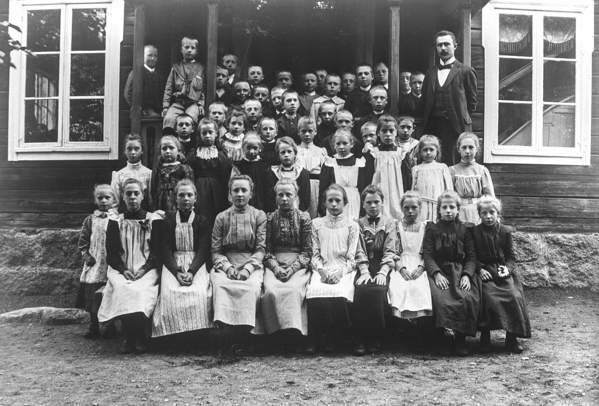 Reprofotografering av äldre skolfoto. Platsen är ännu inte lokaliserad men sannolikt från trakten av Linköping. 1900-talets början.