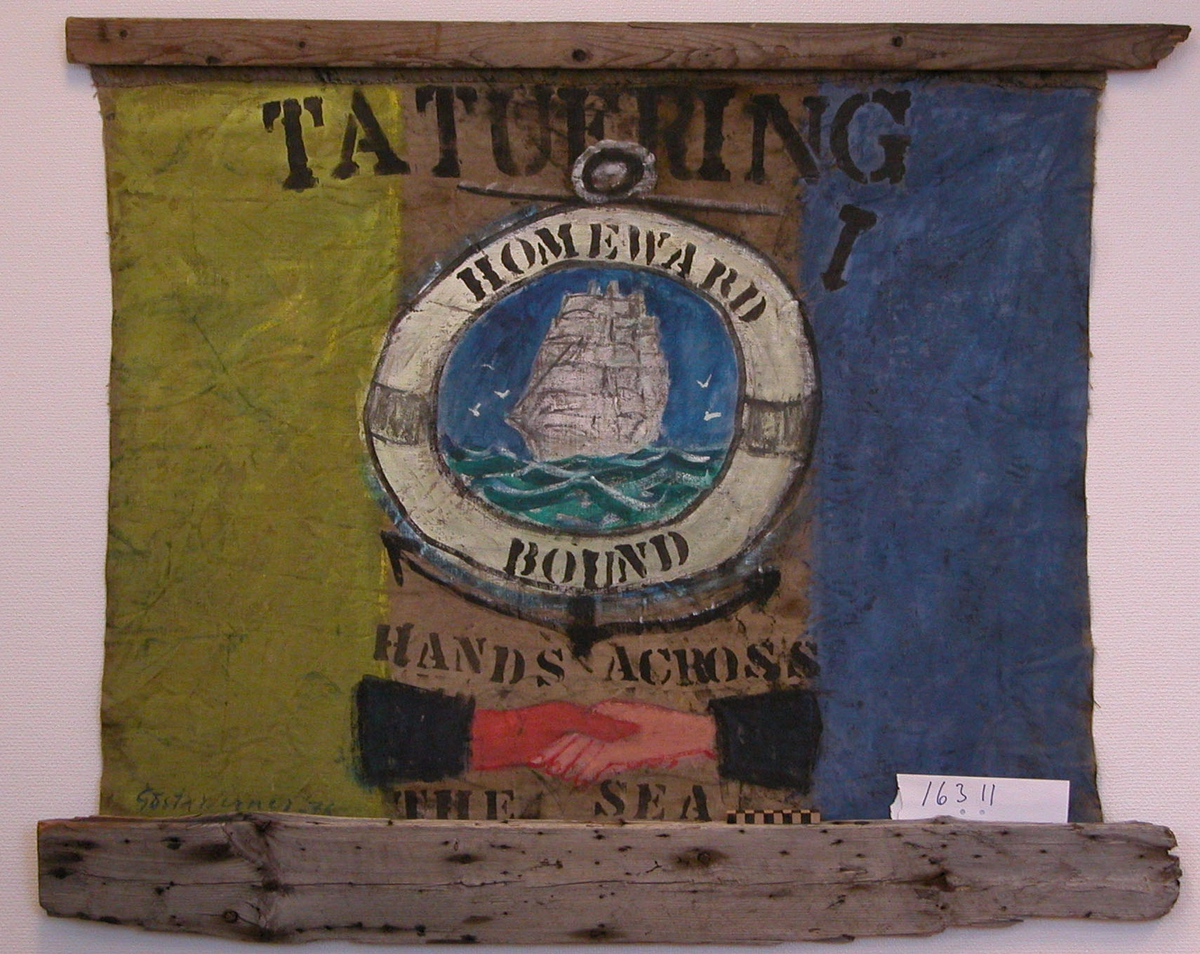 Akrylmålning i färgerna gult/ blått/ svart/ vitt/ blågrönt/ rosa på kypertvävd segel eller presenningsduk. Motiv: I bakgrunden tre vertikala fält, från vänster gult-ofärgat-blått. I mittpartiet frälsarkrans med texten "HOMEWARD BOUND", liggande över ett ankare. I kransens mitt, fullriggare med satta segel, sedd förifrån, babords sida fiskmåsar och himmel som bakgrund. Text löpande ovan frälsarkransen "TATUERING". Text under frälsarkrans "HANDS ACROSS THE SEA" samt två mot varandra sträckta händer hållande i varandra.
Signerad i nedre vänster hörn. Fållad överkant.