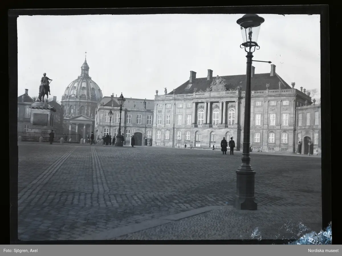 Torget med ryttarstatyn av Fredrik V, Amalienborg. Frederiks Kirke i bakgrunden. Köpenhamn, Danmark.