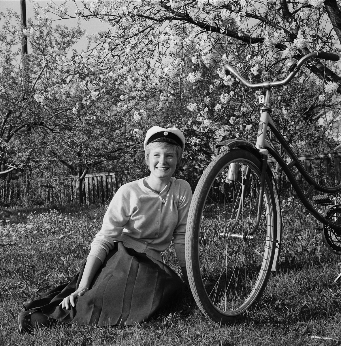 Studentska vid cykel, Uppsala 1960