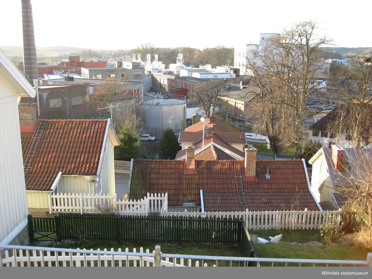Vy från bostäderna i Mölndals kvarnby mot Papyrus industriområde år 2007, efter att företaget hade lagts ner. 
Relaterade motiv: 2024_1159 - 1183.