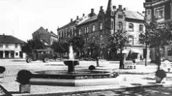 Sarpsborg torg med fontene i 1920-åra. Lå ved hjørnet av St.