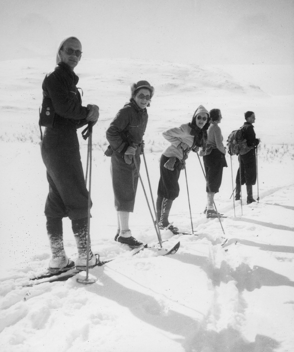 Fem skiløpere på veg fra Espedalen til Leppeskaret