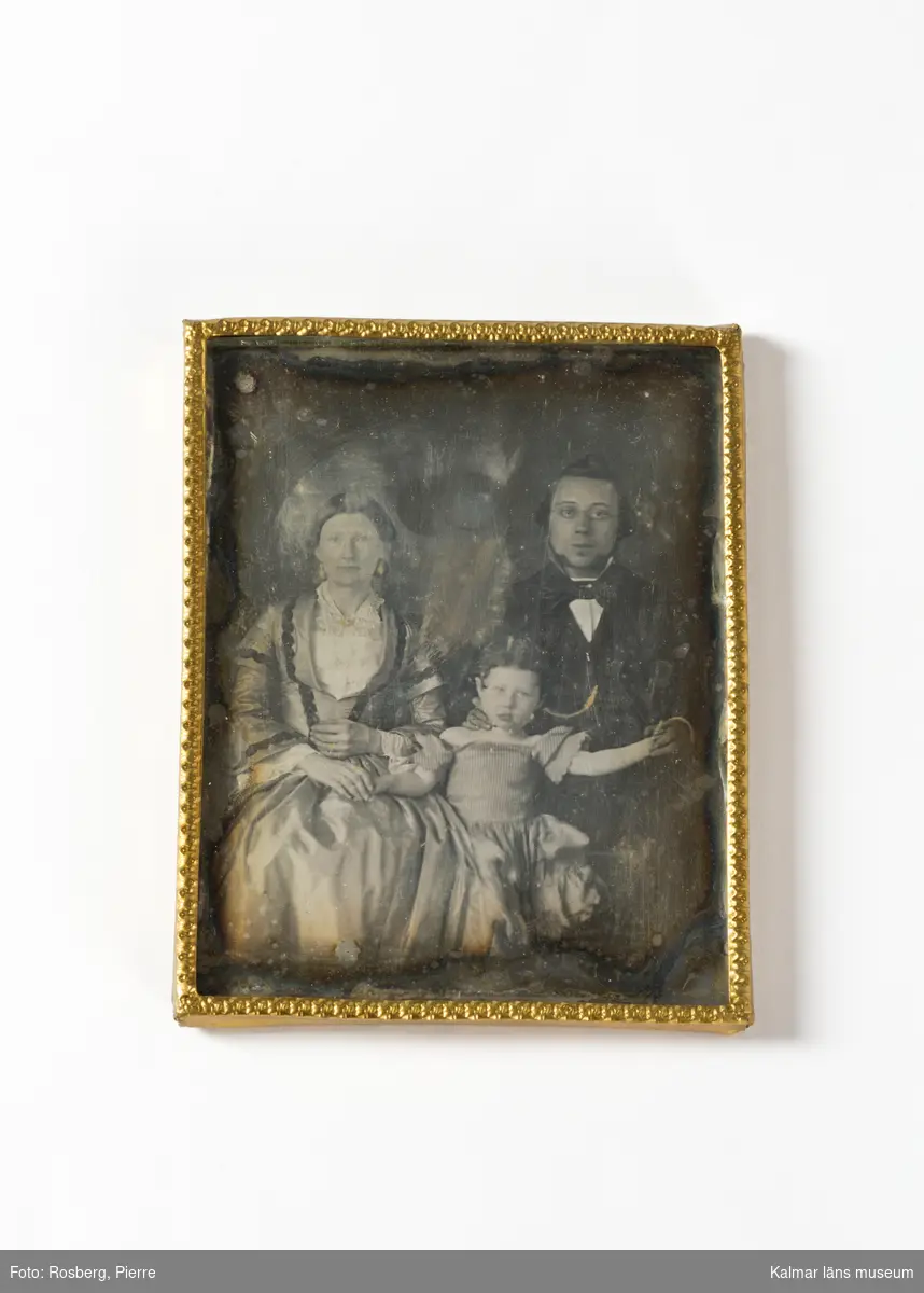 Porträtt av Claes Carl Åke Linroth med fru och dotter, Mary och Ellenore.