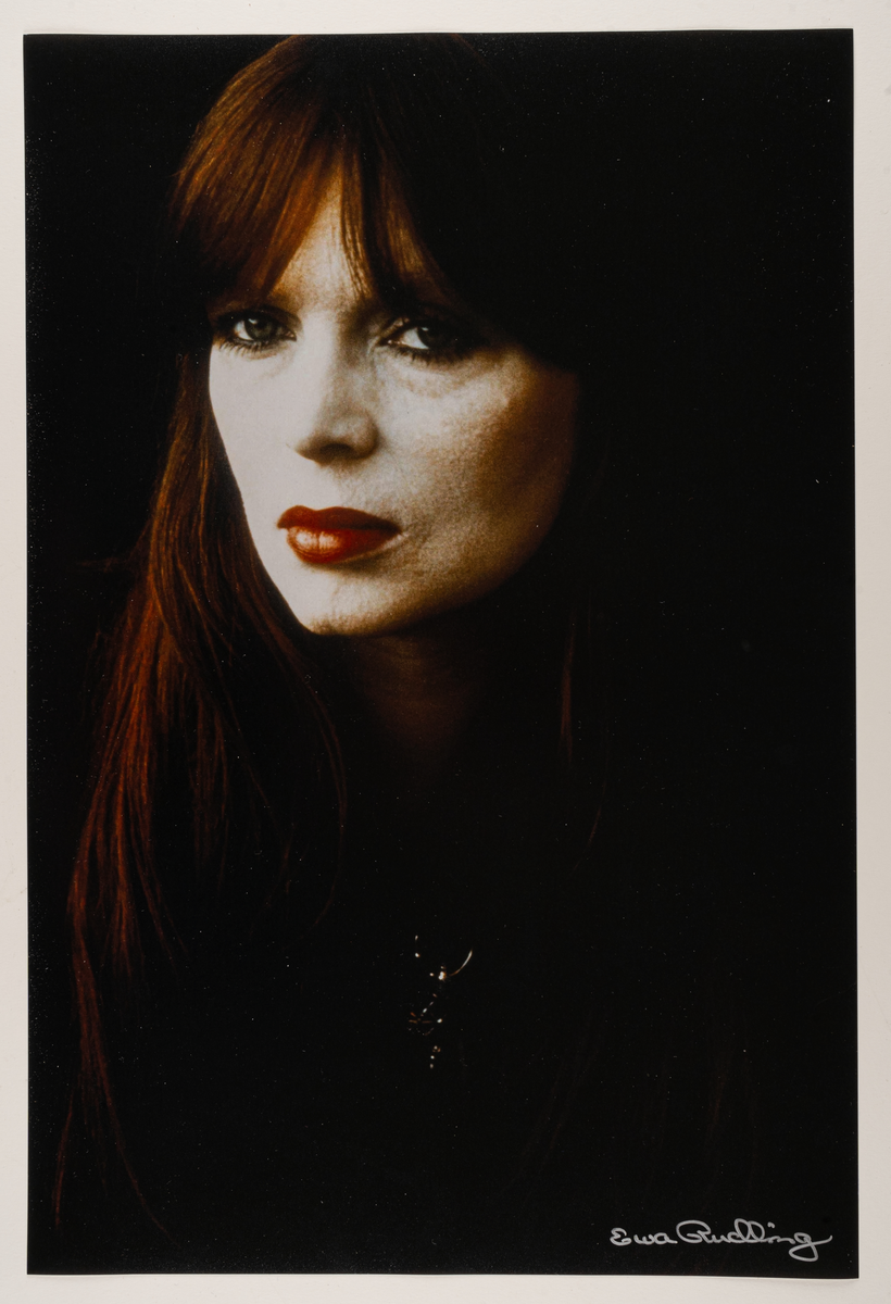 Porträtt av Nico av konstnär/fotograf Ewa Rudling 1972. Nico (egentligen Christa Päffgen, född 1938) var en av världens populäraste fotomodeller, tysk singer-songwriter samt skådespelerska. Debuterade som musiker i ´Velvet underground & Nico´. Hon var en mycket god vän till Andy Warhol. Fotot togs ursprungligen som ett diafoto.