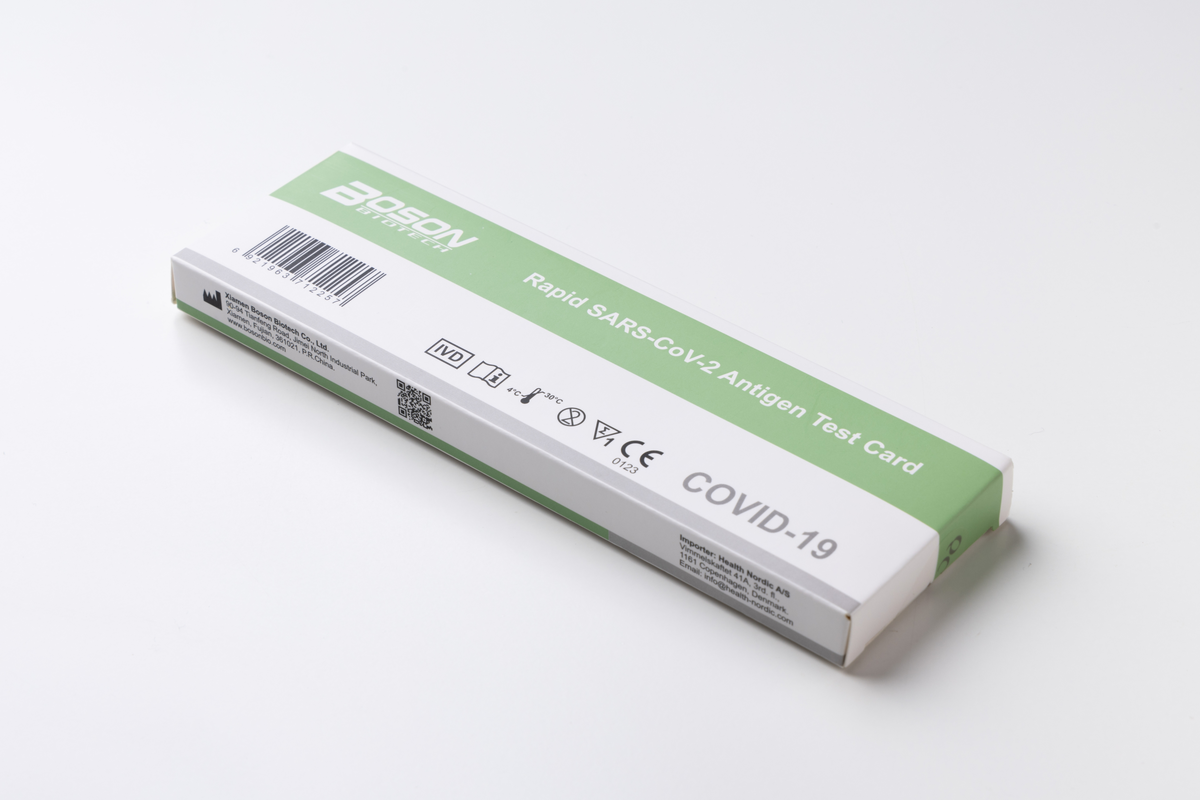 Provtagningskit för test av Covid-19. Pappersförpackning med innehåll. Oanvänd. Tryckt text på förpackningen: "BOSON BIOTECH Rapid SARS-CoV-2 Antigen Test Card", "COVID-19", "CE".

1. Förpackning av papper.
2. Foliepåse till testkassett (förseglingen har öppnats vid registreringen).
3. Testkasesett (testkit) av plast (i förseglad foliepåse vid förvärvet).
4. Extrationslösning, provtagningsvätska (buffert) i förseglad plastbehållare. Placerat i plastpåse med provrör.
5. Extrationsrör (provrör) och lock av plast. Placerat i plastpåse med buffert.
6. Steril topspinne i förseglad förpackning.
7. Bruksanvisning.
8. Inspektionscertifikat av papper.