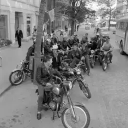 Ungdommer på motorsykkel utenfor Fotograf Schrøder
