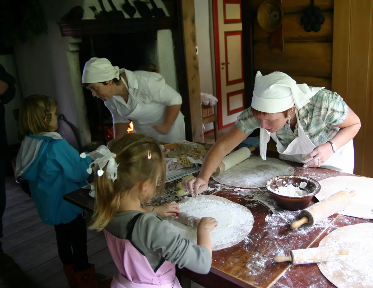 Baking av flatbrød i Tingvollia