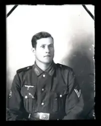 En tysk soldat i uniform. Portrett.  Atelierfoto.  Bild eine