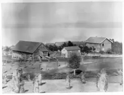 Hus på gården Rud i Totenvika ca. 1900. Låve og skæle, og ba