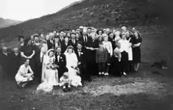 To brudepar på Ørnes med en stor folkemengde rundt seg. Mark