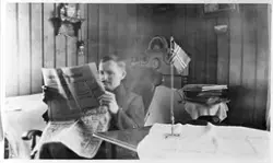 Skreddermester Petter Nettum leser avisen.