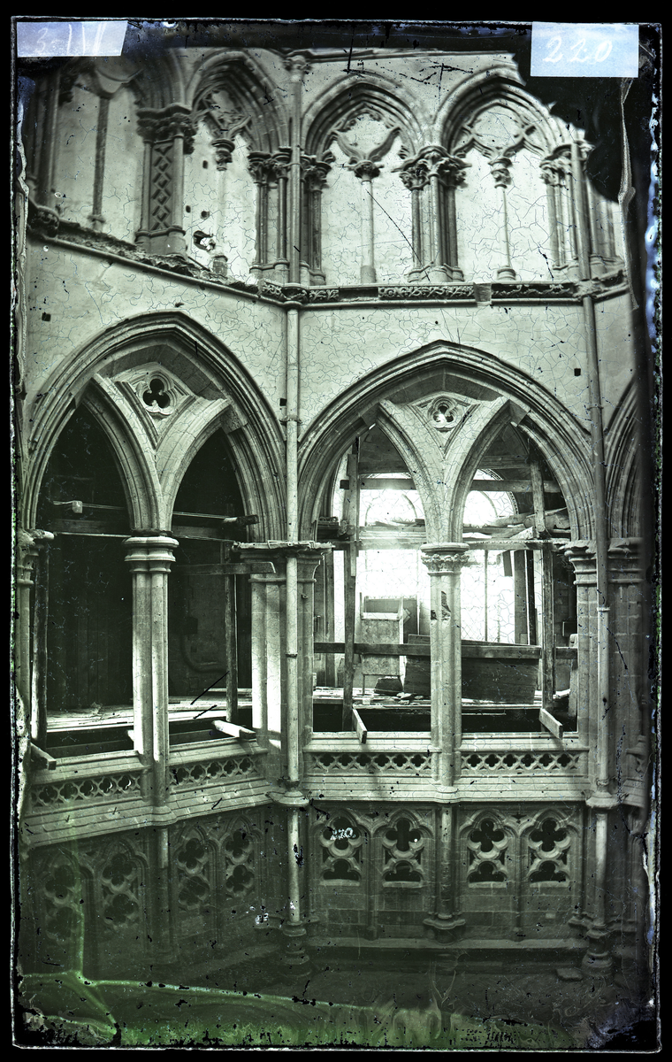 Innsiden av oktogonen i Nidarosdomen. Bildet er tatt mot sør-øst og sør. Stillas i ambulatorium og gjenmurte buer i høyden oppe  i triforium.
Bildet er tatt under restaureringen av oktogonen, et arbeid som foregikk i perioden 1872-1877. 
