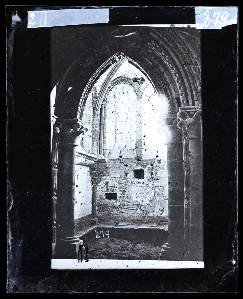 Sondre oktogonkapell i Nidarosdomen før restaurering. Veggarkadene inne i kapellet er borte eller tatt ned, men kan sees så vidt i venstre del av bildet. Oktogonen ble restaurert i perioden 1872-1877. 