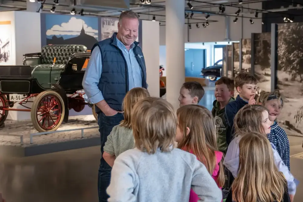 Bildet viser en omvisning på Norsk kjøretøyhistorisk museum