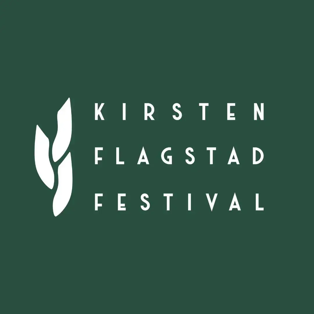 Logoen til Kirsten Flagstad festival er hvit skrift på grønn bakgrunn og en symbolsk flette til venstre.