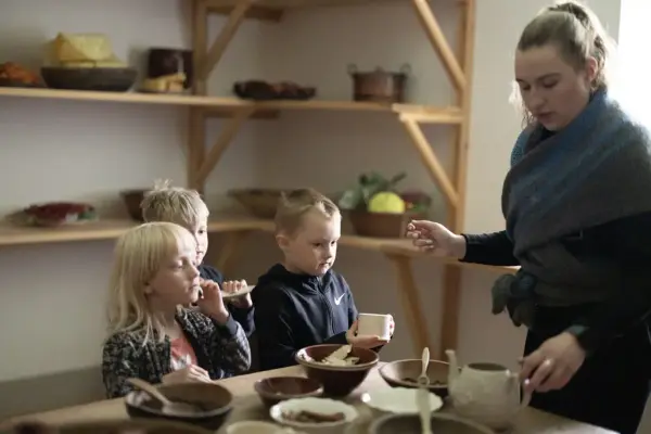 Barn får se mat fra gamledager under omvisning i Eidsvollsbygningen