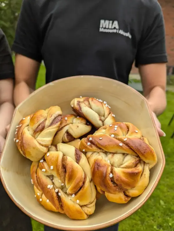 Kanelboller i bakebolle