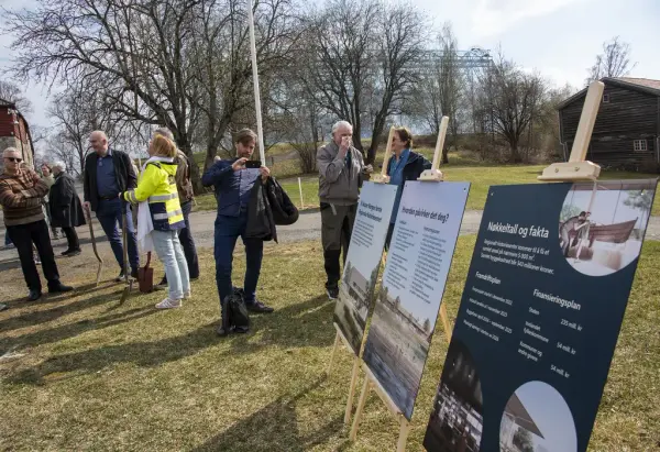 Plansjer på staffelier viser planen for hvordan Regionalt Historiesenter skal bli.