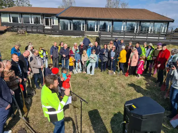 Avdelingsdirektør per Øyvind Riise ønsker velkommen til en gjeng mennesker som har kommet for å delta på det første symbolske spadestikket til Regionalt Historiesenter.