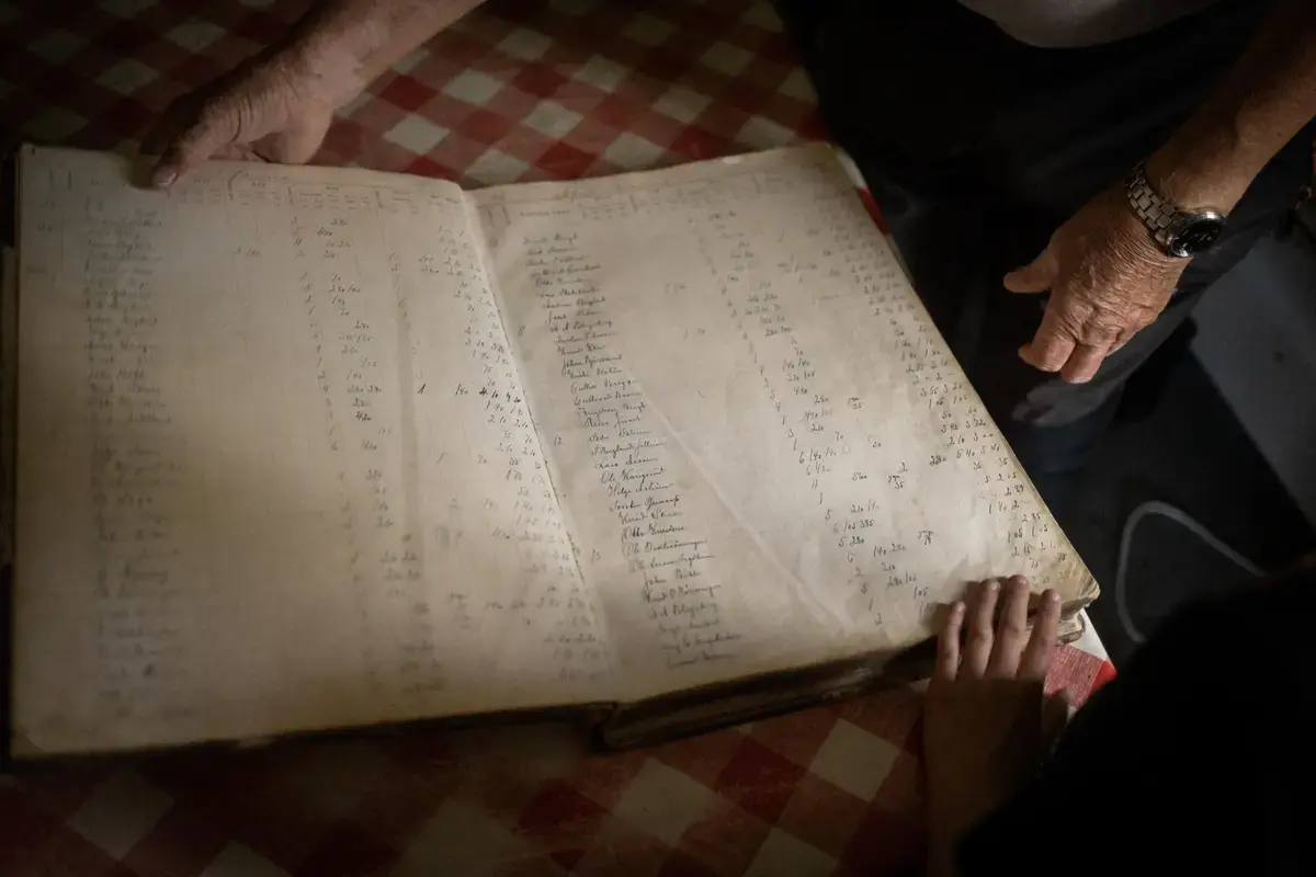 Record of who has ground grain, and how much grain they have ground.