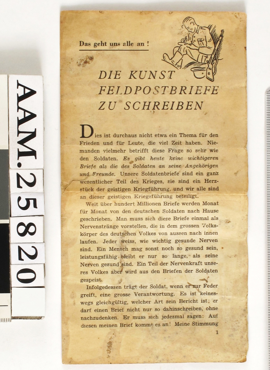 Småtrykk, brettet ark i høydeformat. Veiledning for tyske soldater i å skrive brev hjem. Tegning av en soldat som skriver i øvre høyre hjørne.