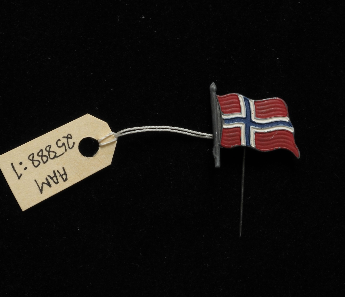 Norsk flagg, vaiende i vinden.