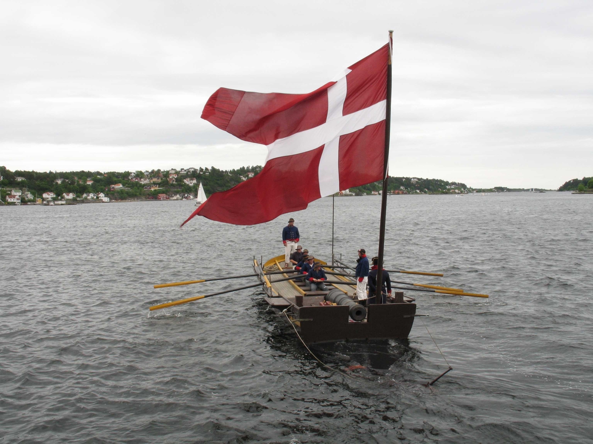 Kanonjolla Øster Risør III på Arendal havn under arrangementet Kjæmpestaden i 2005. Flagget Danebrog på akterstevnen.