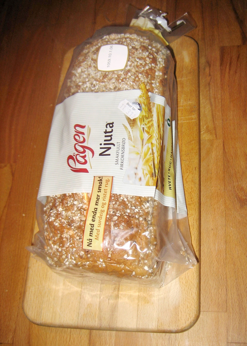 På brødposens forside er et motiv med et fargefotografi av flere liggende kornaks. På posen bakside er et fargefotografi av tre brød og en bunke med brødskiver. Det ene brødet er stablet opp på to brød. I bakgrunnen skimtes to brød i et brødstativ og en stålbenholder med mel.