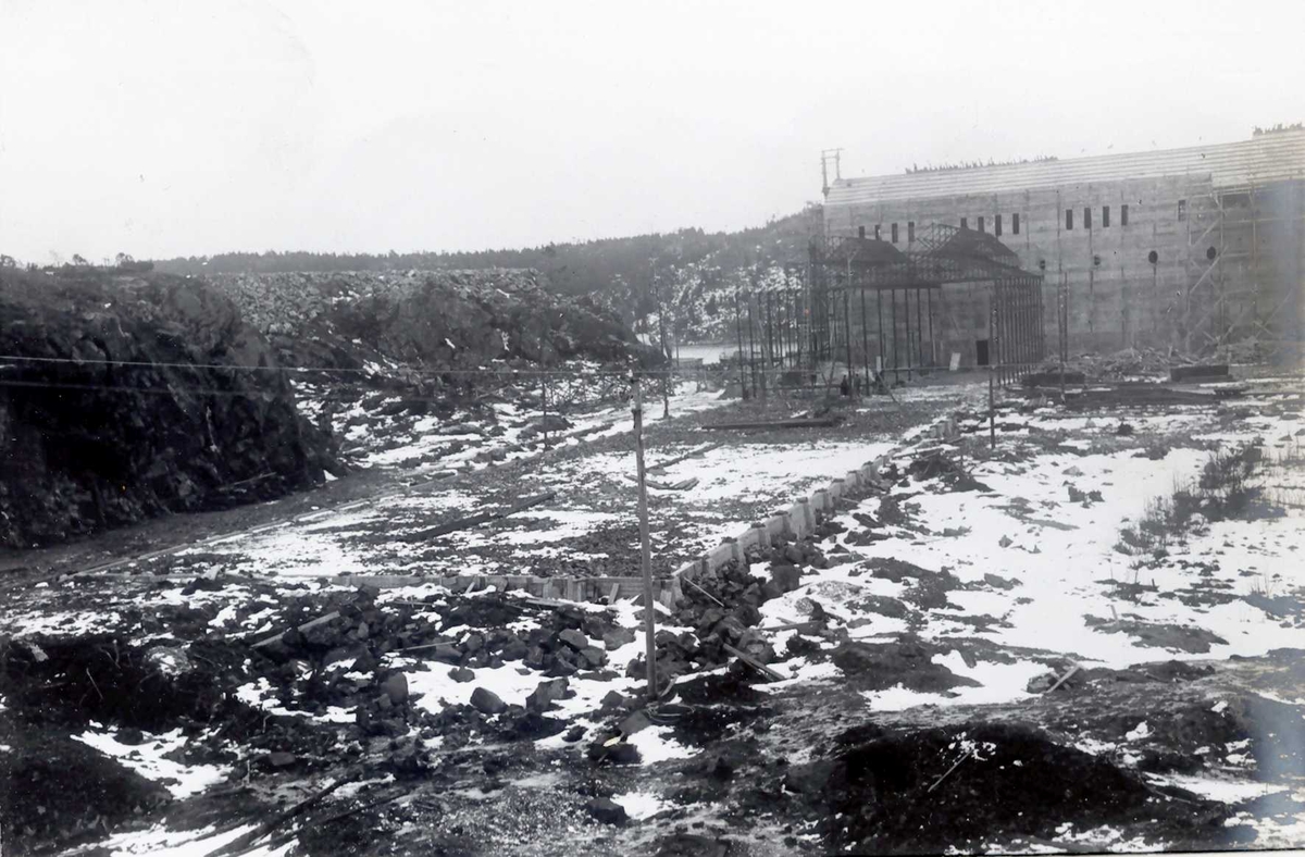 "1914" Nitriden. Omformerstasjonen til høyre. Grunnarbeider og planering av tomt for Ovnshus I til venstre. Tromøy i bakgrunnen.
