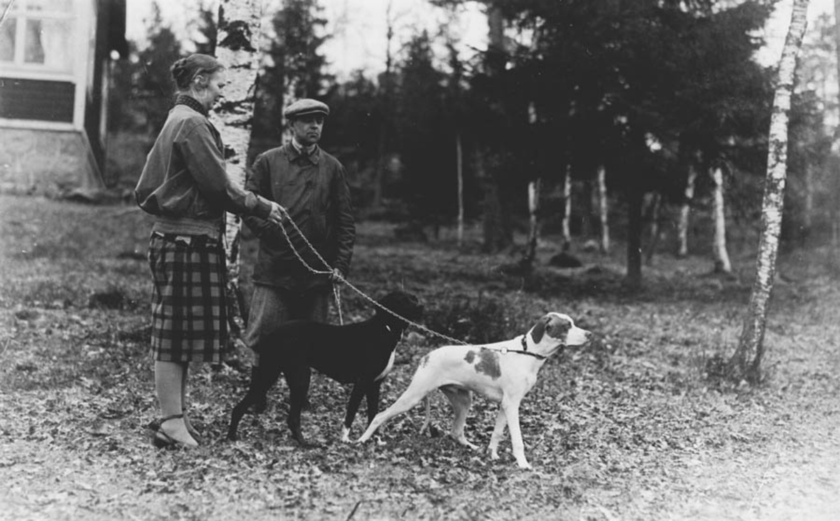 Tora og Jorulf Bjørnstad på tur med to hunder.