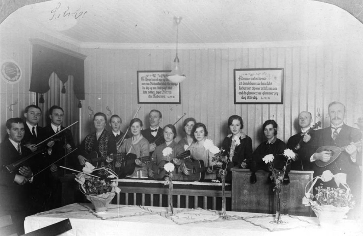 Musikkgruppa med instrumenter i Pinsemenigheten sitt lokale.