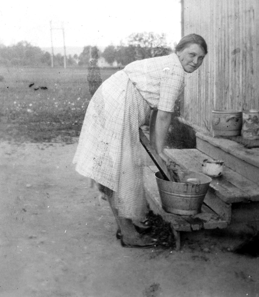 Ingeborg Westengen (f. 15/5-1908) vasker tøy på trappa.