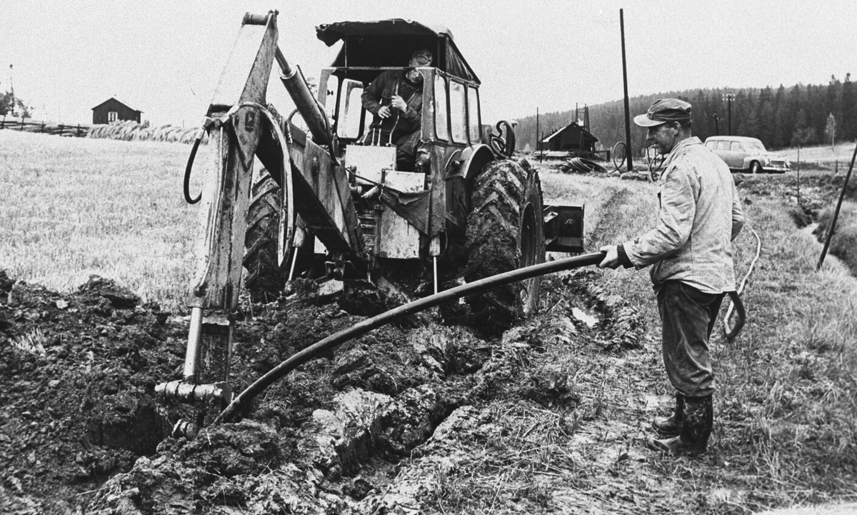 Legging av vannledning med traktor