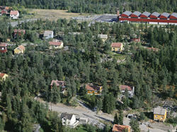 TÅRNÅSEN MED SÆTRE KJEKSFABRIKK BAK TIL HØYRE OG ØVRE ORMÅSE