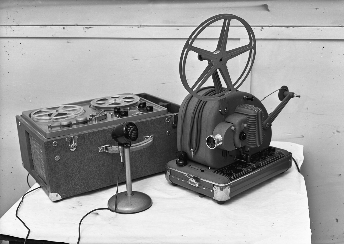 Follo Folkehøyskole. Filmframviser (Norske Smalfilmapparater – Oslo) med magnetofon/lydbåndopptaker.