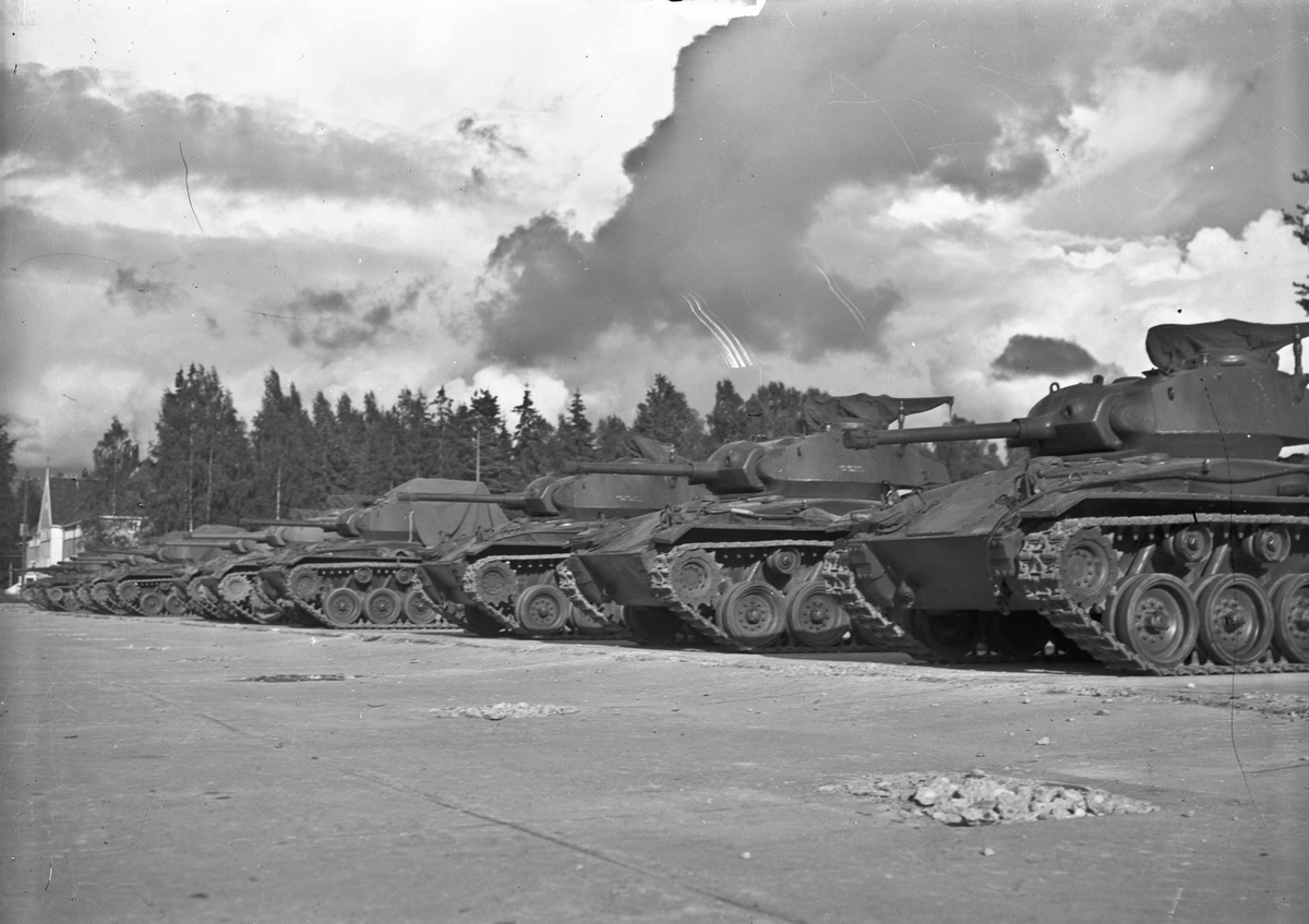 Stridsvogner. Sedsvoll eller Trandum. Ser ut som M24 Chaffee stridsvogner.