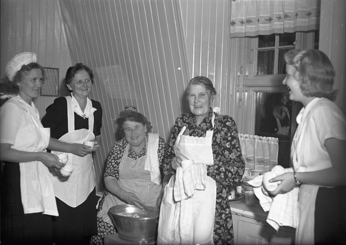 Kvinner på et kjøkken.