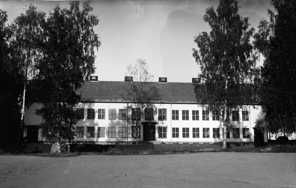 Eidsvoll Landsgymnas. Trinn 2 - bygget ca. 1924. Trebygningen var ferdig ca. 1908.