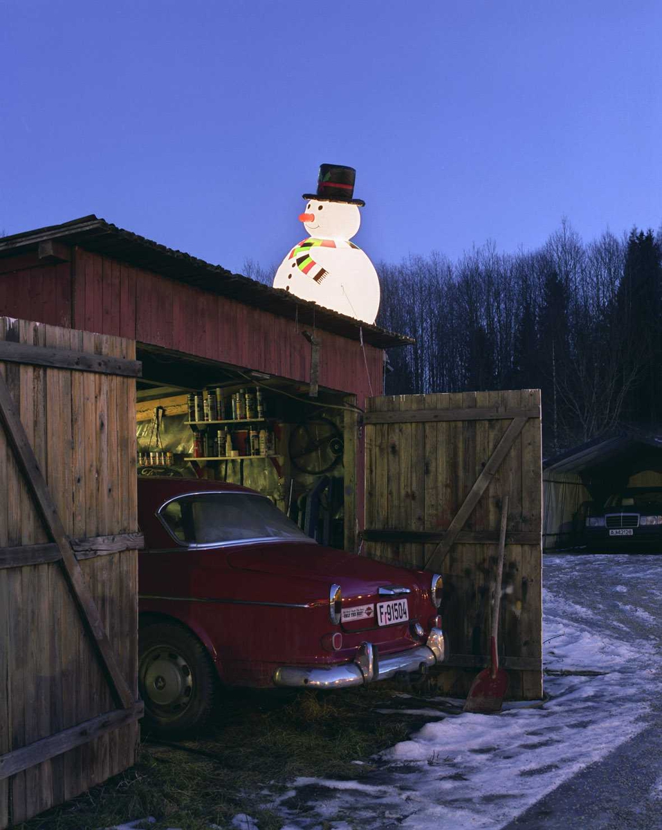 Julebelysning.

Fantastisk julebelysning. Lysende snømann sitter opp på garasje ved enebolig.