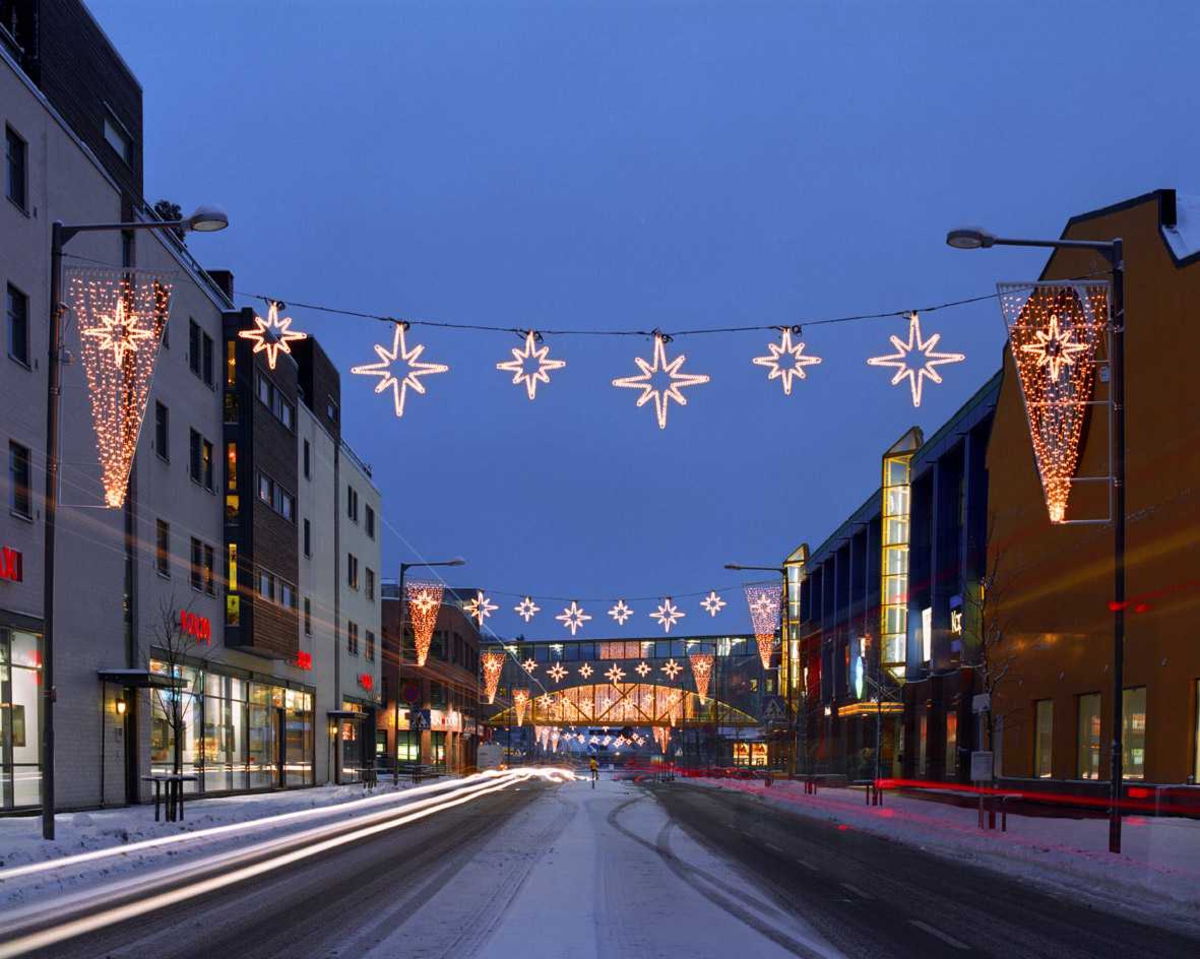 Julebelysning. Julegate ved Strømmen Storsenter. Hvite stjerner og lys ...